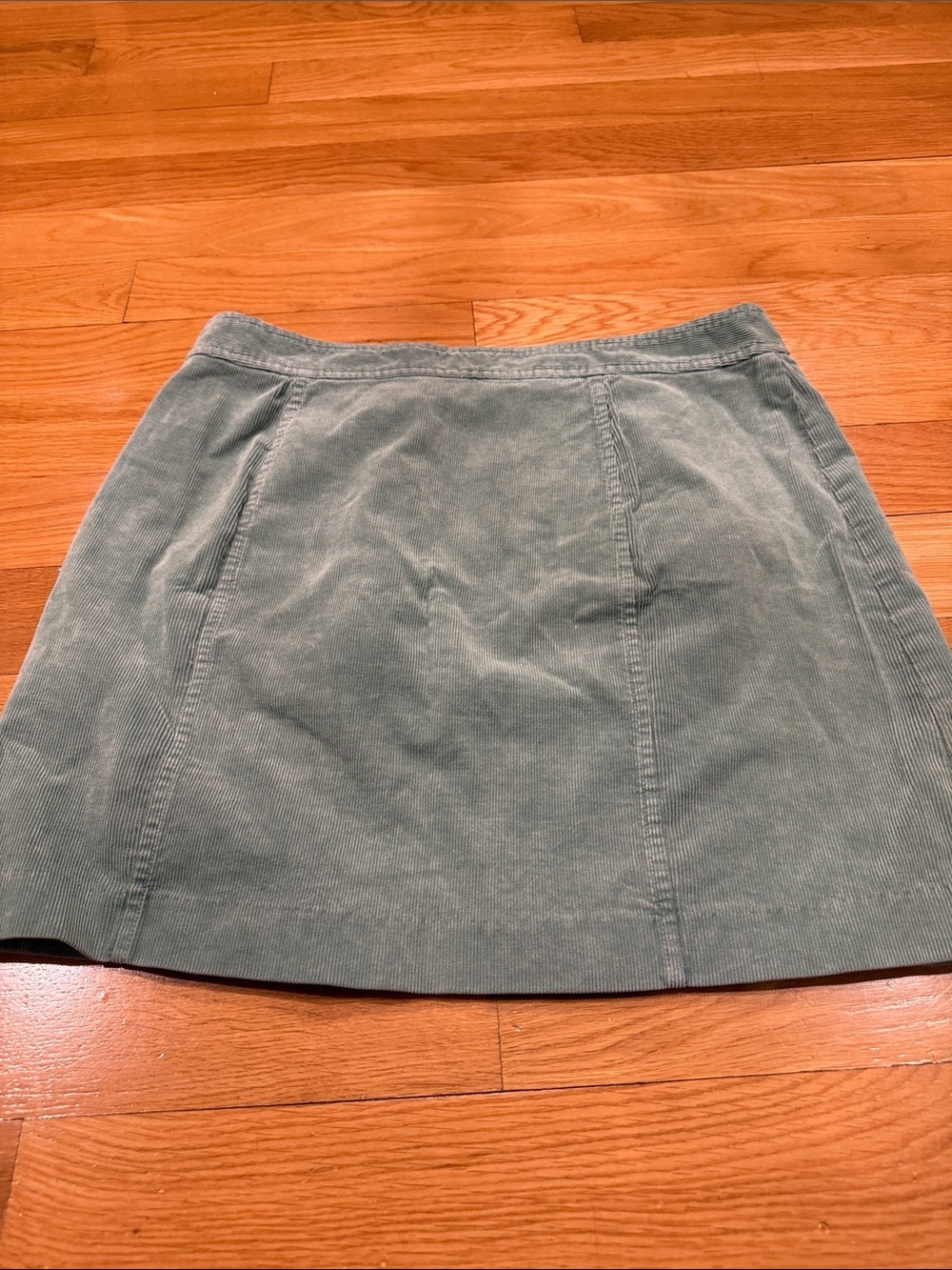 Vineyard Vine corduroy sage green button front accent mini skirt size 8. - Picture 6 of 7
